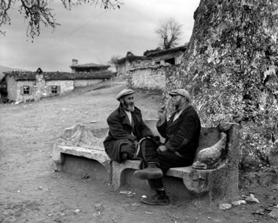 <p><strong>12a. </strong>Ara Gülerin 1958 yılında  Afrodisias kentinin olduğu yere kurulmuş olan Geyre Köyünde çektiği  fotoğraflar.</p>