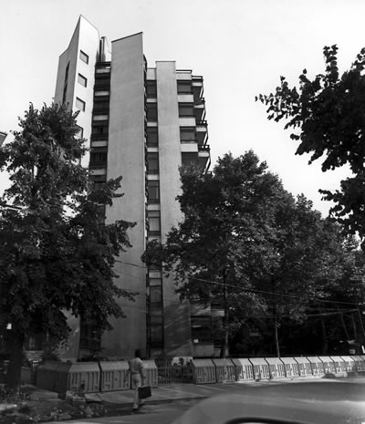 <p><strong>12b. </strong>Kaplancalı Apartmanı, Şaşkınbakkal-İstanbul, 1974.</p>