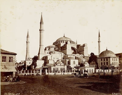 <p><strong>1. </strong>Ayasofya Meydanı,  1870 ler<br /> Fotoğraf: Guillaume Berggren</p>