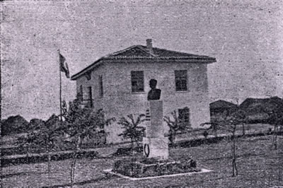 <p><strong>13.</strong> Kırklareli Hasboğa Köy Konağı ve önünde Atatürk anıtı, 1930’ların sonu<br />