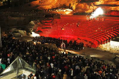 <p><strong>13.</strong> 2012 de ilk kez  Málaga Antik Tiyatrosu nda başlayan haç yolu törenleri, 2012.<br />   Kaynak:  El Mundo, Fotoğraf: A. Pastor</p>