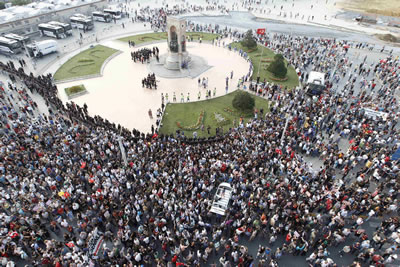 <p><strong>1. </strong>Taksim  Meydanı tarihi boyunca pek çok bir araya gelişe şahitlik etmiş durumda. <br />Kaynak: https://www.cnnturk.com/turkiye/turkiyede-ve-dunyada-vatandaslik-raporu?page=5