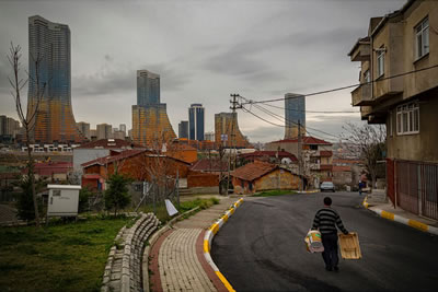 <p><strong>1.</strong> Arsa değer artışı ve  toplumsal eşitsizlik örneği, İstanbul <br />Kaynak: http://www.mimarist.org/gallery/2019-yili-ajandasi-fotograf-yarismasinda-odul-ve-sergileme-hakki-kazanan-fotograflar/ (Fotoğraf: Arzu İbranoğlu, 2014) 