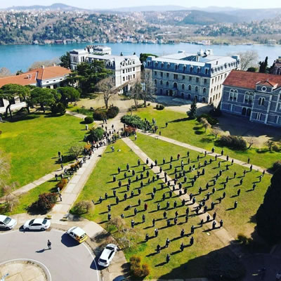 <p><strong>1.</strong> Boğaziçi  Üniversitesi akademisyenlerinin rektörlük binası önündeki sessiz eylemi sürüyor<br /> 	Fotoğraf: Ömer Ak</p>