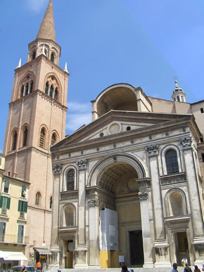 <p><strong>1.</strong> Sant Andrea  Bazilikası, Mantua, Leon Battista Alberti <br />Kaynak: 2007, Wikimedia Commons, https://commons.wikimedia.org/wiki/File:MantovaBasilicaSantAndrea_cutnpaste_over_intrusions.jpg [Erişim: 11.10.2021] 