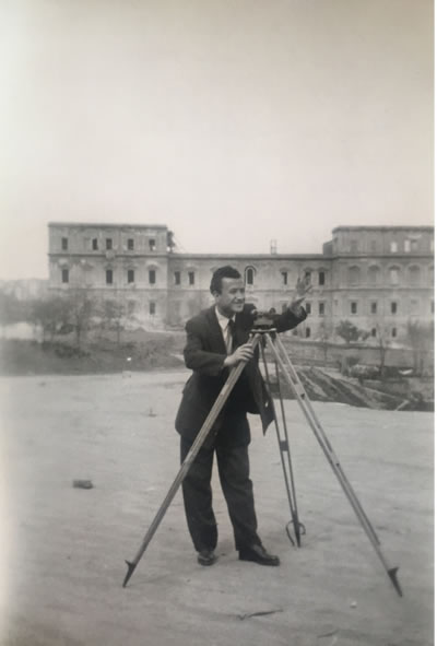 <p><strong>1.</strong> Kadri  Kalaycıoğlu topoğrafya dersinde öğrenciyken, 1945. Fotoğrafta dersin yapıldığı  tepenin gerisinde henüz restore edilmemiş ve İTÜ nün kullanımında eğitim  hayatına katılmamış haliyle Taşkışla görülüyor. Fotoğraf kişisel bir anı  olmasının çok ötesinde, kurum tarihi ve mimarlık eğitimi gibi temalar üzerine  düşünmemizi sağlıyor.<br /> 	Kaynak:  Kadri Kalaycıoğlu Arşivi</p>