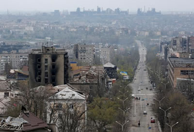 <p><strong>1.</strong>  Çatışmalar nedeniyle büyük zarar gören  kentlerden biri de Ukraynanın güneydoğusundaki Mariupol. Fotoğrafın üst  kısmında, Ukraynalıların sığındığı fabrika görülüyor, 21.04.2022.<br /> 	Fotoğraf:  Reuters</p>