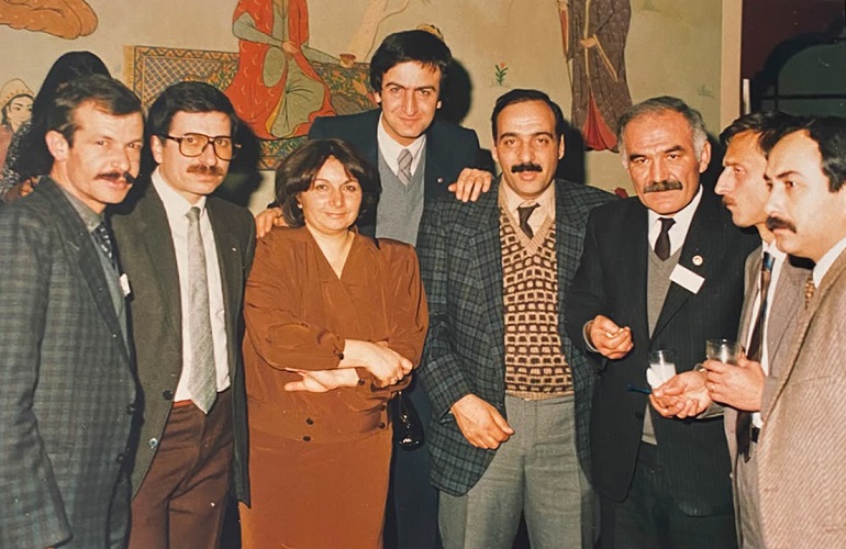 2. Arka ortada Oğuz Türkyılmaz; önde soldan sağa Memik Yapıcı, Uğur Ayken, Rezzan Önen, Basri Ören, Ömer Çiftçi, İsmet Rıza Çebi, Erol Akkaya. Kaynak: Yavuz Önen kişisel arşivi.