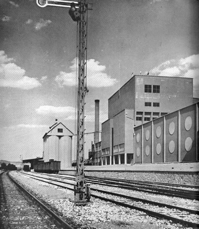 <p><strong>14. </strong>Bira Fabrikası, 1937, Ön Cephe (Anonim 1939)</p>