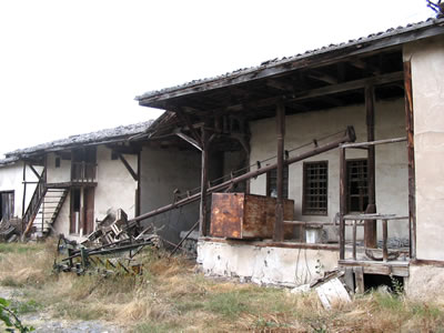 <p><strong>14.</strong> Sağdan  İtibaren Kâhya Evi, Yunaklık ve Ambarlar<br />  Fotoğraf: Ömer İskender  Tuluk</p>