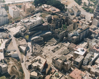 <p><strong>14. </strong>Cartagena Roma  Tiyatrosu kazı aşamasında, 1997.<br />   Kaynak:  Museo del Teatro Romano de Cartagena</p>