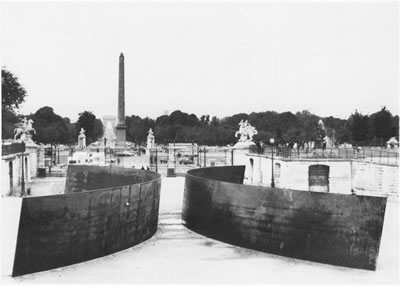 <p><strong>14.</strong> “Clara Clara” (1972-1983),  Richard Serra <br /> 	Kaynak: Bois, 2000.</p>