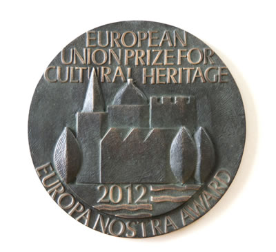 1. Avrupa Komisyonu, Europa Nostra Kültürel Mirasın Korunması Ödülü, 2012 Yılında “Koruma” Dalında Verilen Ödülün Bronz Plaketi (© Pedro Melim / Europa Nostra)