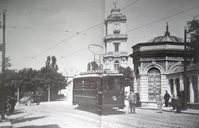 15. 1956 imarında muvakkithane Dolmabahçe Camisi’nin deniz tarafına taşınmış, avlu duvarı ise yokolmuştur. (Kaynak: Gülersoy, 1989, ss.20-21.)