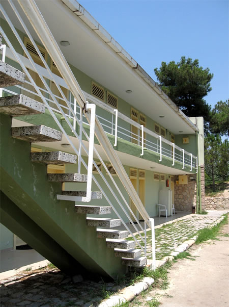 Resim 15. Çanakkale Tusan Motel, konaklama birimleri giriş cephesi, 2010 (Kaynak: Savaşır Arşivi)