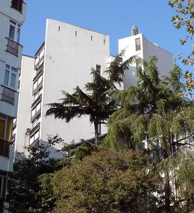 <p><strong>15. </strong>Kaplancalı  Apartmanı sağır cephesi<br />  Fotoğraf: B. S. Coşkun, 15.11.2010.</p>