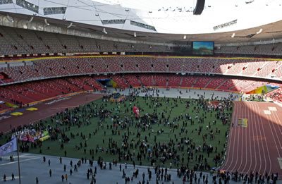 2008 Beijing Olimpiyatları sonrası, İsviçreli mimarlar Herzog & de Meuron’un tasarladığı “Kuş Yuvası” adı verilen Pekin Ulusal Stadyumu’nun halkın ziyarete açılması.