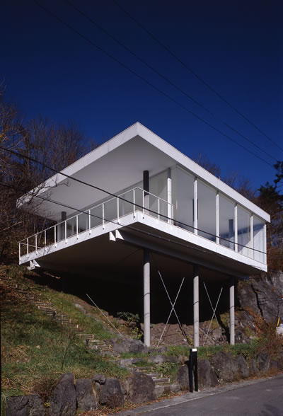 <p><strong>16.</strong> PC Pile House, 1992, Shizuoka, Japonya<br />© Hiroyuki Hirai<br />