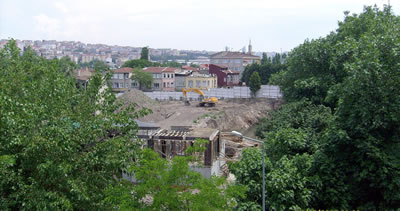 <p><strong>17.</strong> Otel inşaatından önce alanın görünümü, kepçeyle kazı  yapılmaktadır, 05.06.2013. </p>