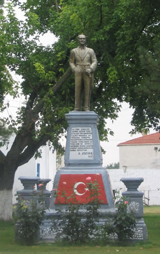 <p><strong>17.</strong> Kırklareli İnece Nahiyesi’nde 1937 yılında köy parkına dikilen Atatürk anıtı,  2005</p>