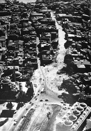 1. Kemeraltı Caddesi’nin açılmasından sonra Tophane. (Kaynak: Högg, 1967, s.324.)