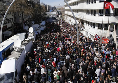 Ankara Büyükşehir Belediyesi Başkanlığı seçim sonuçlarının açıklanmasından sonra YSK önünde toplanan kalabalık, 31 Mart 2014, Ankara.