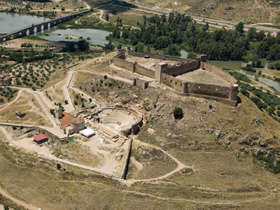 <p><strong>19. </strong>Medellín Roma  Tiyatrosunun parçası olduğu arkeoloji parkı, 2012 civarı.<br />   Kaynak:  Asociación Histórica Metellinense [AHM], Fotoğraf: Mª de los Ángeles Moreno  Palomares [AHM]</p>