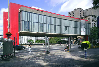 19. MASP Sanat Müzesi, Sao Paulo, 1968 (Lina BoBardi)<br />[Kaynak: http://blog.espasso.com/wp-content/uploads/2012/02/MASP+Sao+Paulo.jpg]