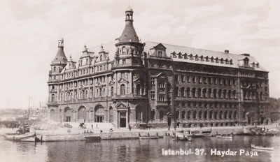 <p><strong>1a. </strong>1872 yılında açılan Haydarpaşa Garından bir kare<br />Kaynak: http://www.eskiistanbul.net/1696/haydarpasa-gari