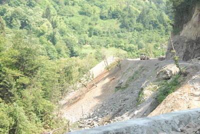 <p><strong>1a. </strong>Camili Yol Tahribatı,  Artvin<br /> 	Fotoğraf: Oğuz Kurdoğlu</p>