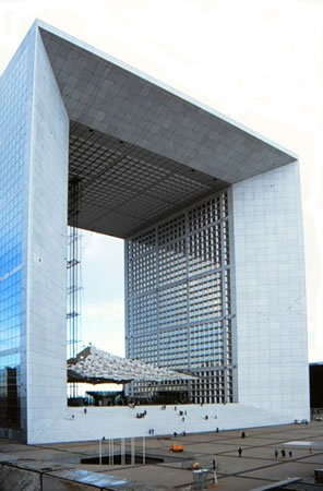 <p><strong>1a.</strong> La Grande Arche<br />Kaynak: www.greatbuildings.com/cgi-bin/gbi.cgi/La_Grande_Arche.html/cid_1027616118_parijs_la_grande_arche_02.html [Erişim:14.05.2014]