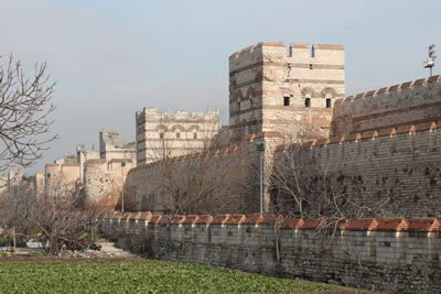 <p><strong>1a. </strong>İstanbul Kara Surları ve surun dış kısmındaki  bostanlar, 2016<br />Fotoğraf:  Figen Kıvılcım Çorakbaş</p>