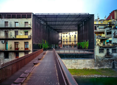 <p><strong>1a. </strong>La Lira Tiyetrosu Kamusal  Açık Alanı, 2011, Ripoll, Girona, İspanya - J. Puigcorbé ortaklığıyla<br />Fotoğraf: Hisao Suzuki</p>