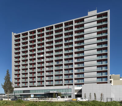 <p><strong>1a.</strong> Hyatt House, Gebze, Mimarı: Cem  Sorguç<br />   Fotoğraf: Cemal Emden</p>