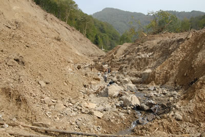 <p><strong>1b. </strong>Camili Yol Tahribatı,  Artvin<br /> 	Fotoğraf: Oğuz Kurdoğlu</p>