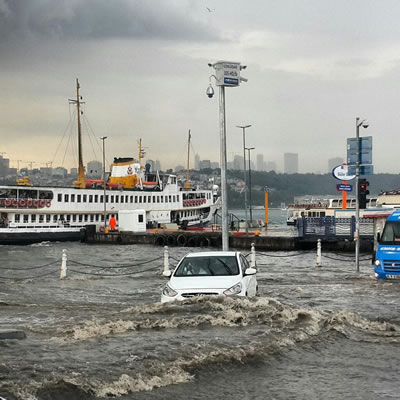 <p><strong>1c.</strong> İstanbuldan  birkaç kare, metro dahil tüm toplu taşıma sistemleri şiddetli yağış nedeniyle  durdu.</p>