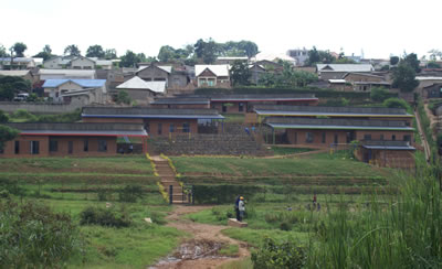 <p><strong>Umubano  Primary School, Kigali, Ruanda</strong><br /> <strong>Mimar:</strong> Mass Design Group, Boston, MA, ABD<br />(© AKAA / Jean-Charles  Tall)</p>