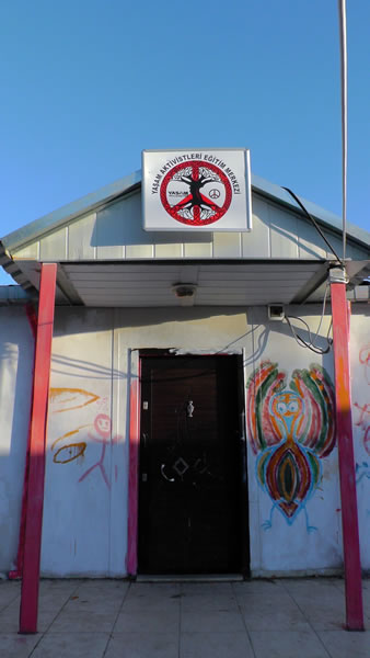 <p><strong>2. </strong> Diyarbakır Çınar Çadır  Kampı, okul, 2015</p>