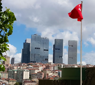 <p><strong>2.</strong> Mecidiyeköydeki eski Ali Sami Yen Stadı alanındaki  yoğun ve yüksek yapılaşma<br />  Fotoğraf: Doğan Hasol</p>