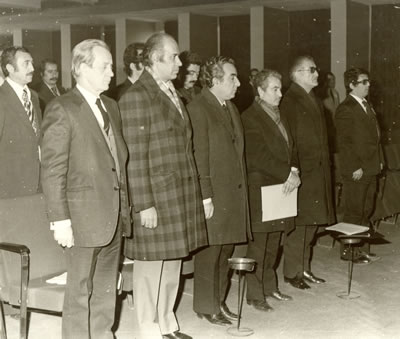 <p>Mimarlar  Odası’nın 22. Genel Kurulu’nda Saygı Duruşu, 1976.(solda sağa) Cemil Gerçek,  Doğan Ersoy (Ankara Belediyesi Başkan Yardımcısı), VedatDalokay (Ankara  Belediyesi Başkanı, Mimar), Maruf Önal, Selahattin Babüroğlu(İnşaat Mühendisi,  İller Bankası Yönetim Kurulu Başkanı, 1971 ve 1974 Erim ve Sadi Irmak  Bayındırlık Bakanı)<br />Kaynak:  MO Genel Merkez Arşivi</p>