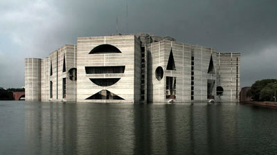 <p><strong>2. </strong>Bangladeş Parlamento Binası (Dakka, Bangladeş,  1962-83) ve geometrik kütle anlayışı<br />Kaynak: www.openbuildings.com/buildings/bangladesh-national-assembly-building-profile-2655, [Erişim: 20.01.2016] 