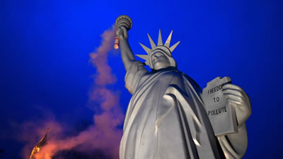 <p><strong>2.</strong> Danimarkalı sanatçı Jens Galschiotun  Bonn iklim görüşmeleri için hazırladığı Amerikan Özgürlük Heykeli replikası<br />Kaynak: Patrik Stollarz, AFP, Getty Images