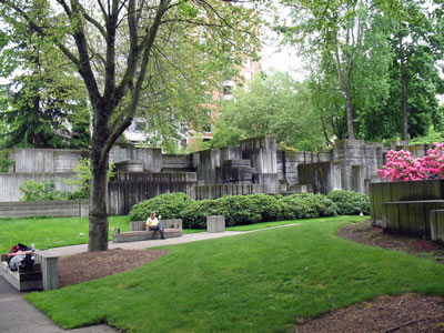 <p><strong>2.</strong> Freeway Park, Seattle, Washington Eyaleti.  Angela Danadjieva nın yönlendirmesi ile Lawrence Halprin & Associates  tarafından tasarlandı, 1976 da açılışı yapıldı.<br />   Fotoğraf: Taner R. Özdil </p>