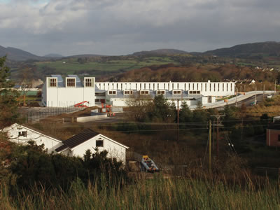 <p><strong>2.</strong> Loreto  Community School, doğal peyzaj içerisinde yatay bir mimari<br />   Fotoğraf: Ros Kavanagh</p>