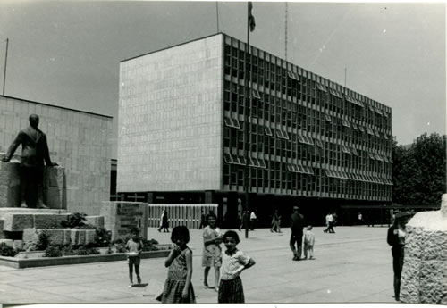 <p><strong>2. </strong>Sakarya Hükümet Konağı, Sakarya, 1956 (Enis Kortan, Harutjun Vapurciyan, Avyerinos Andonyanis ile birlikte) (Fotoğraf Atom Şaşkal)</p>