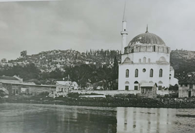 <p><strong>Resim 2. </strong>1928 yılına  tarihlenen Pertev Mehmet Paşa Cami ve denize göre konumu <br /> 	Kaynak:  Kocaeli Büyükşehir Belediyesi, 2013</p>