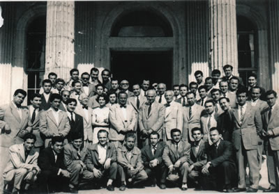 <p><strong>2.</strong> Taşkışla girişi, 1952. 2. sırada sağ  baştan 3. Nişan Yaubyan.</p>