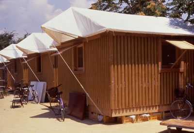 <p><strong>2. </strong>Paper Log House, 1995, Kobe, Japonya<br />©Takanobu Sakuma</p>