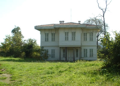 Koru  içindeki tarihî köşklerden biri, 2005<br />(Kaynak: Eyüpreisoğlu, 2007)