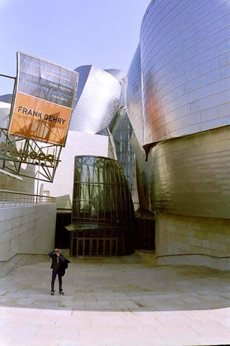 <p><strong>Resim  2.</strong> Bilbao Guggenheim  Müzesi, Vurgu: Frank Gehry<br />  Fotoğraf: Çiğdem Polatoğlu</p>